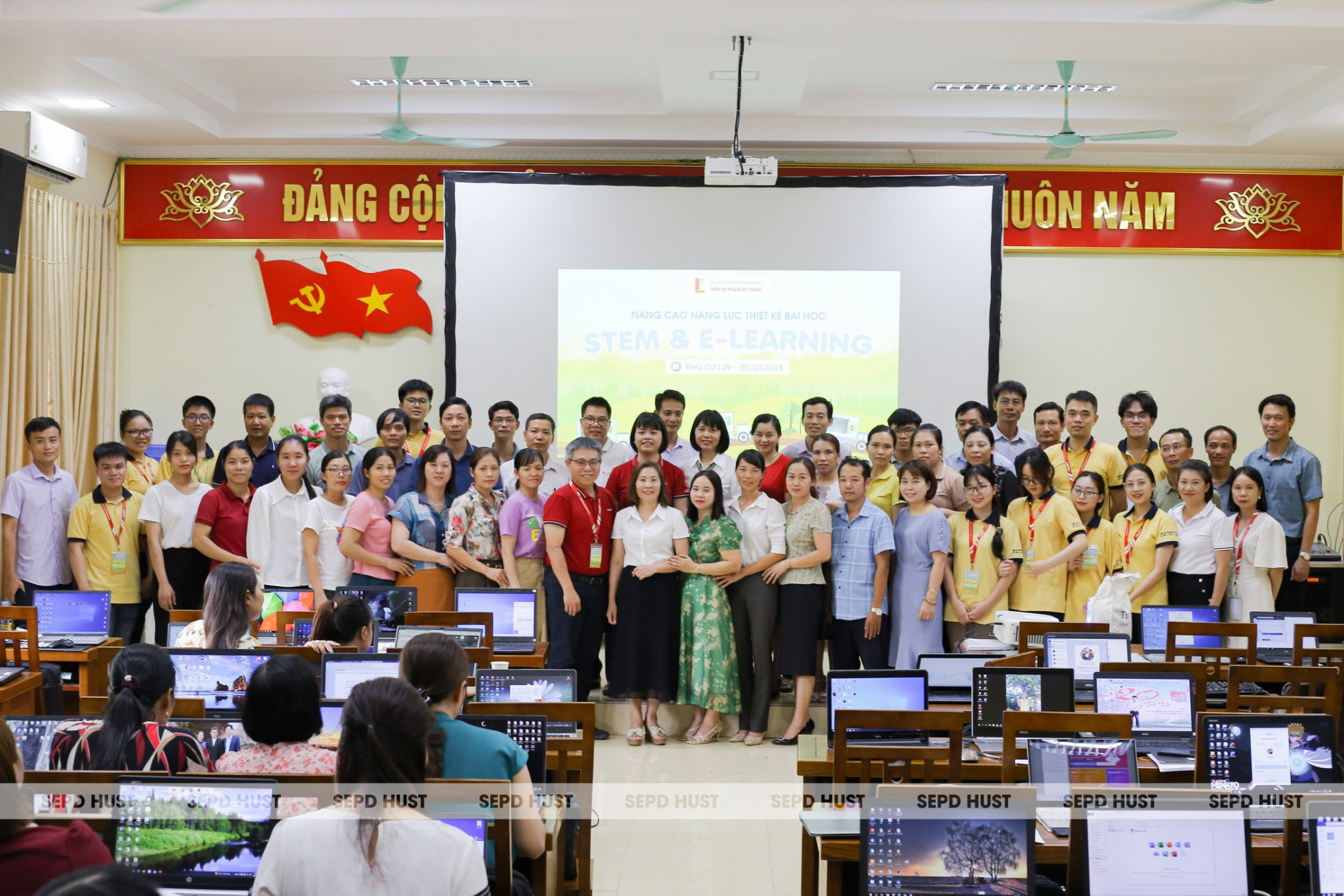 TS. Nguyễn Thị Thanh Tú (bìa phải) đi công tác cùng các đồng nghiệp & sinh viên của Khoa Khoa học & Công nghệ Giáo dục