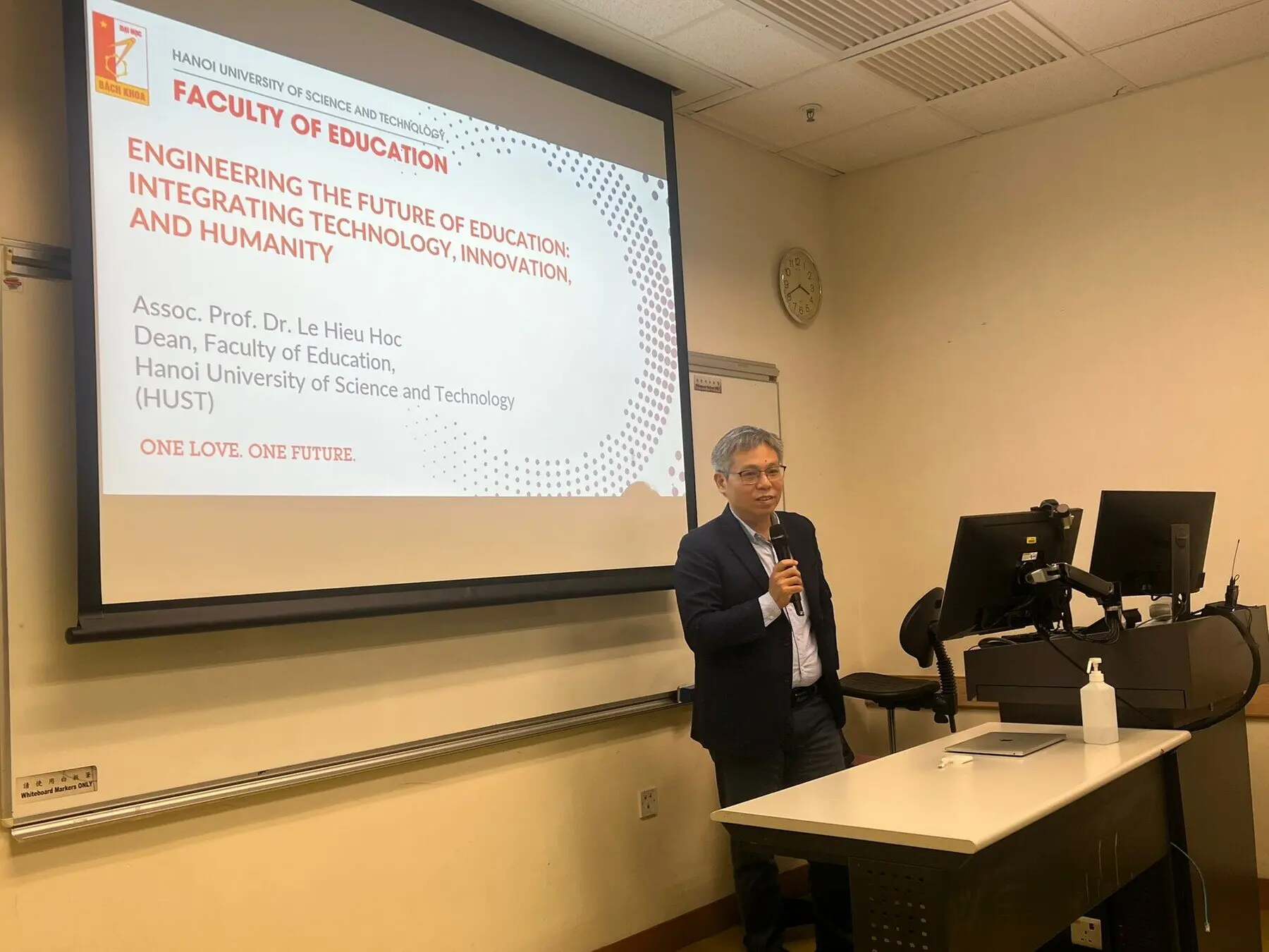 PGS. TS. Lê Hiếu Học – Trưởng khoa Khoa học & Công nghệ Giáo dục, Đại học Bách khoa Hà Nội – trình bày tại hội thảo chuyên đề. Ảnh: Đại học Giáo dục Hồng Kông.